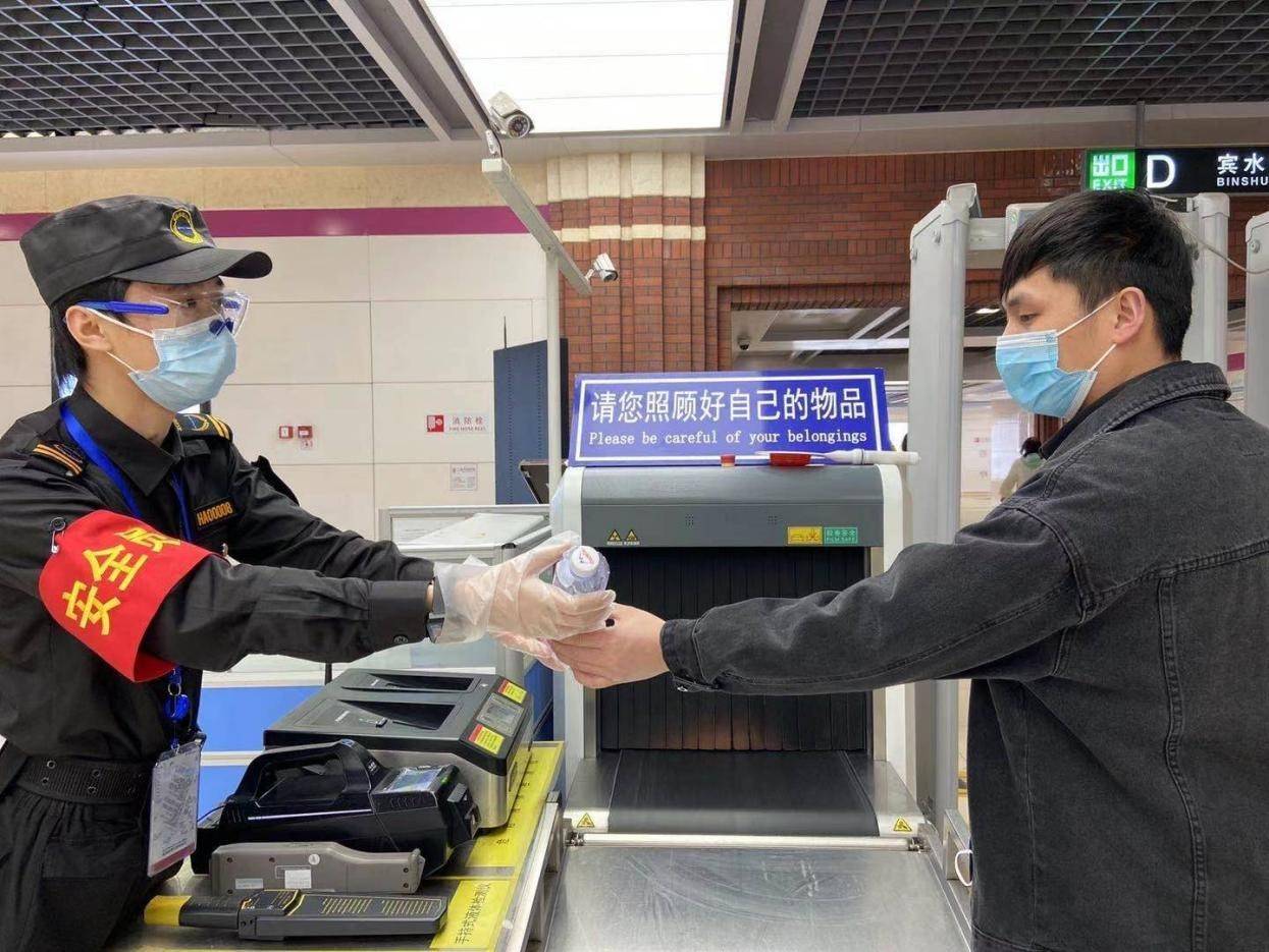 图片来源:天津轨道交通集团党委宣传部为进一步提升天津地铁安检服务