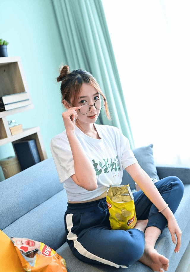 甜甜美美的小姐姐,表情很可爱,t恤很有趣