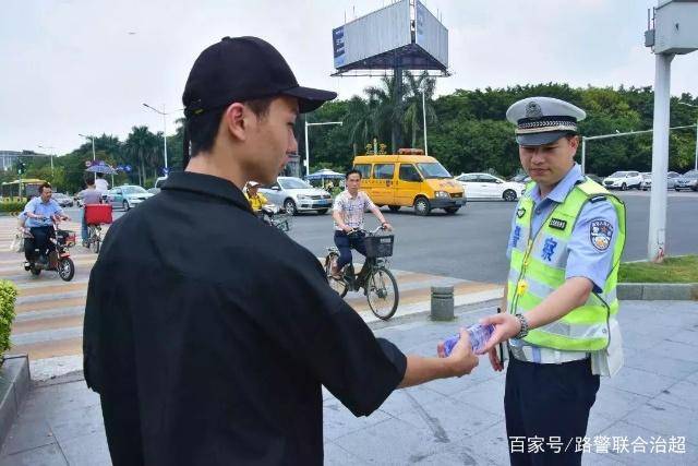 交警反光背心 烈日下的风景线