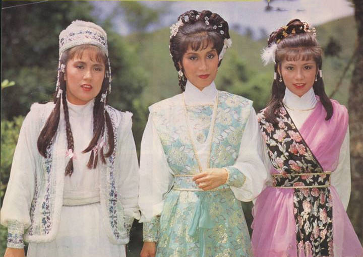 翁美玲的几部古装剧便是最佳代表,黄蓉的娇俏便离不开俏皮的编发.