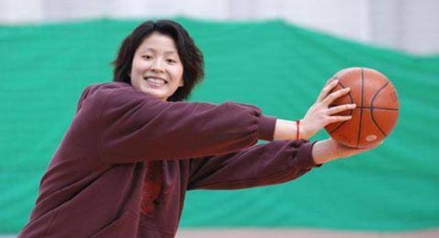 姚明和女儿低调现身咖啡馆姚沁蕾10岁身高像成人基因真的太强大