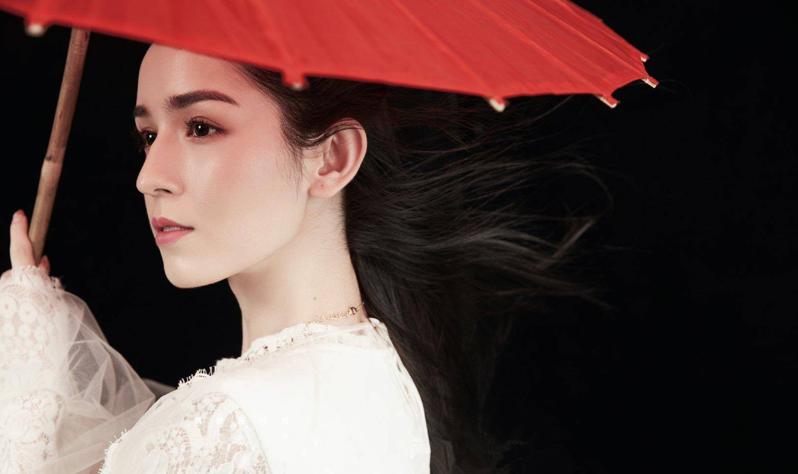 原创"一舞成名"的新疆美女哈妮克孜,穿白裙配长发,气质胜明星