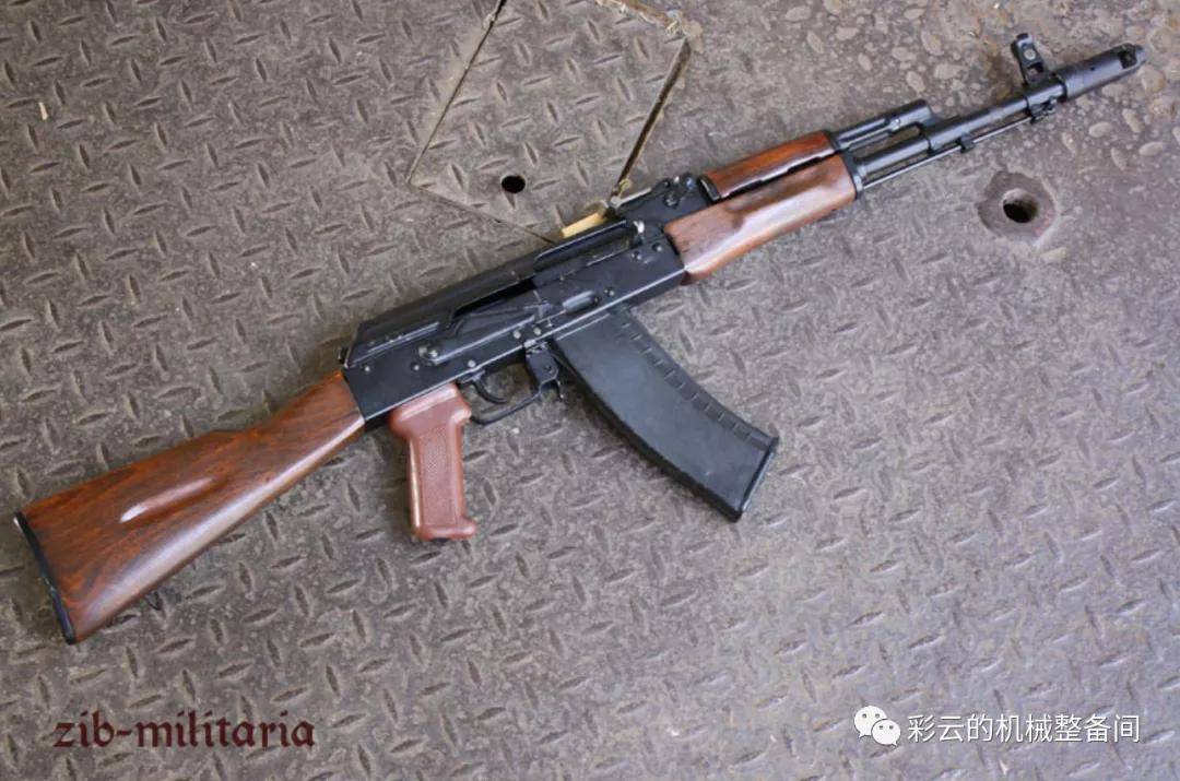 改为棕色塑料枪托,护木的保加利亚版ak-74.