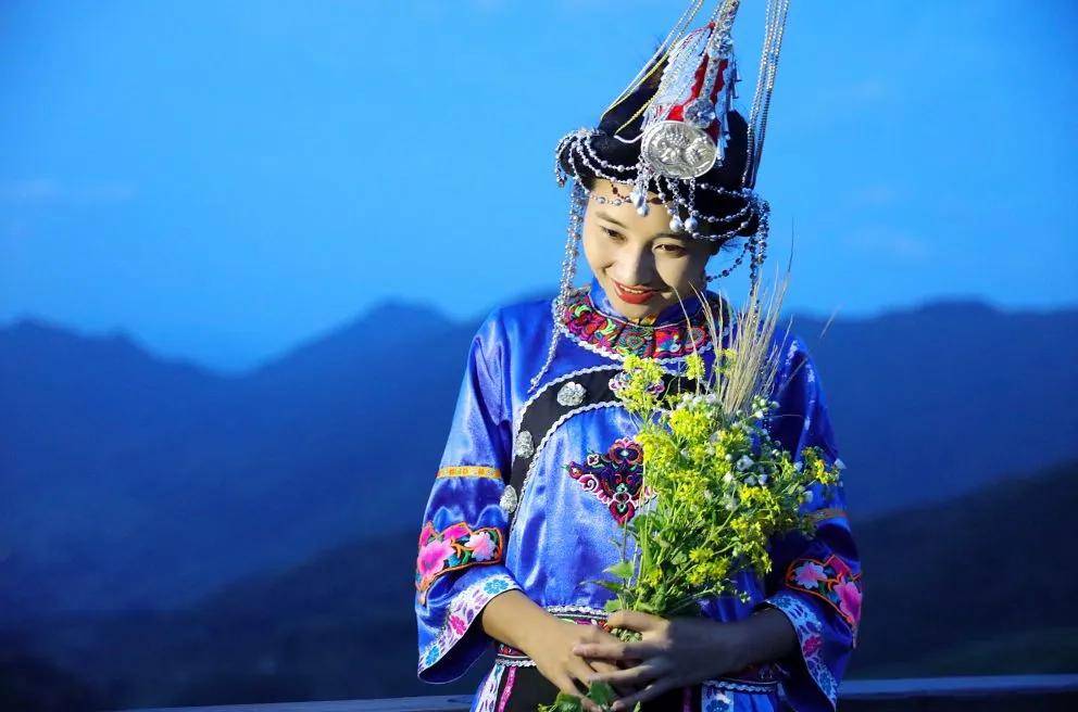 一天,一个畲族姑娘在茶山上采茶,姑娘心灵手巧,一边采茶一边唱山歌:"