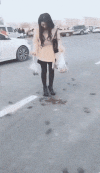 搞笑gif:据说大部分女孩都是这样喝水的