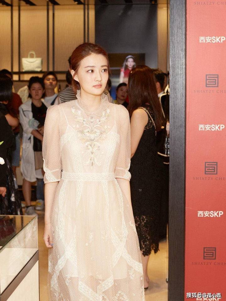 原创徐璐也有"国际脸",独特气质穿薄纱连衣裙,比传统美女更有气质