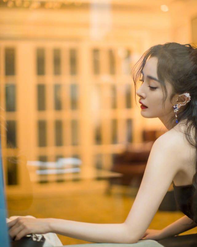 原创杨幂黑白礼服参加时尚盛典美如天鹅,绝美的珍珠耳廓妆让人心动