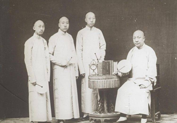 清代公子爷的形象,可以说很贴切了,拖着一根长辫子,穿着一身长袍子