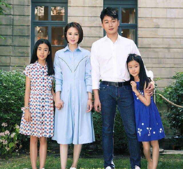 原创佟大为老婆晒母女三人合影秀大长腿,两女儿已是亭亭玉立美少女