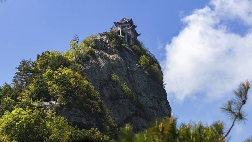 比如说仙人洞真人宫,擂鼓台等,这些景点离紫阳县城都不是太远,景美