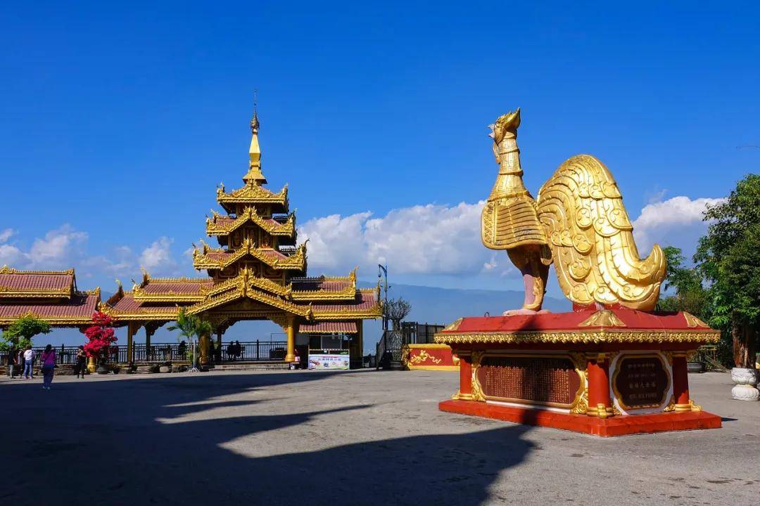 位于芒市东南部孔雀湖畔的  孟焕大金塔 , 是芒市的标志性建筑, 金塔