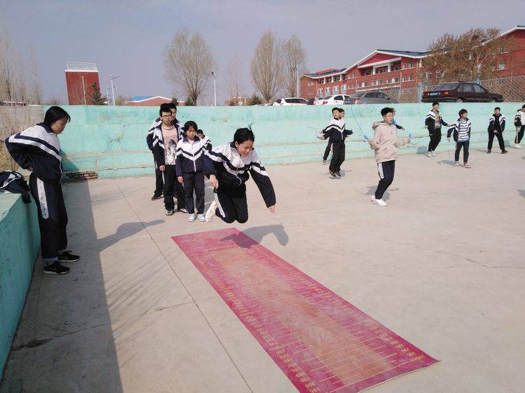 张北县第二中学九年级全体同学进行了中考体育模拟测试