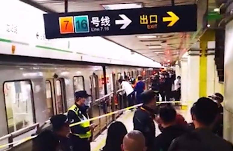 上海地铁2号线一男子翻越站台被卡缝隙,不幸当场