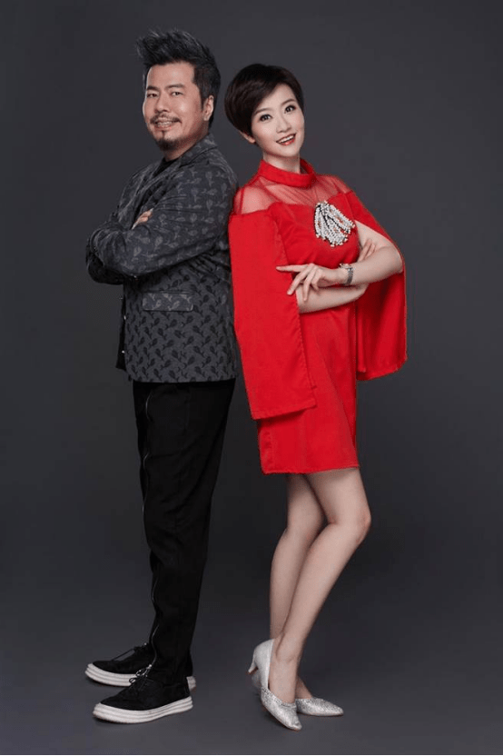 原创黄国伦的现任妻子挺有才的长相精致衣品也不错两人站一起真配