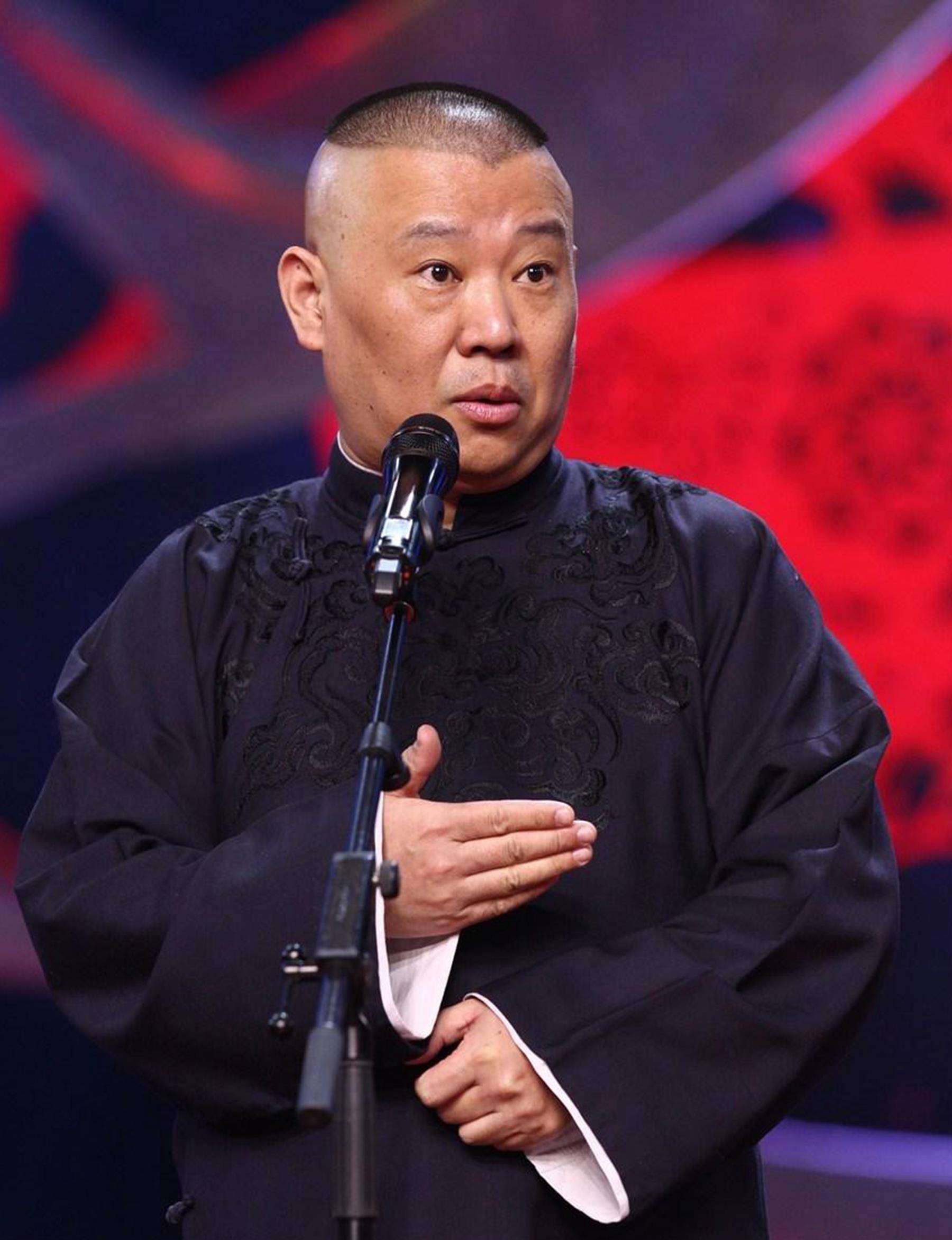郭德纲落魄时,没钱打车被拒哭着走回家,多年后找到司机他这样说