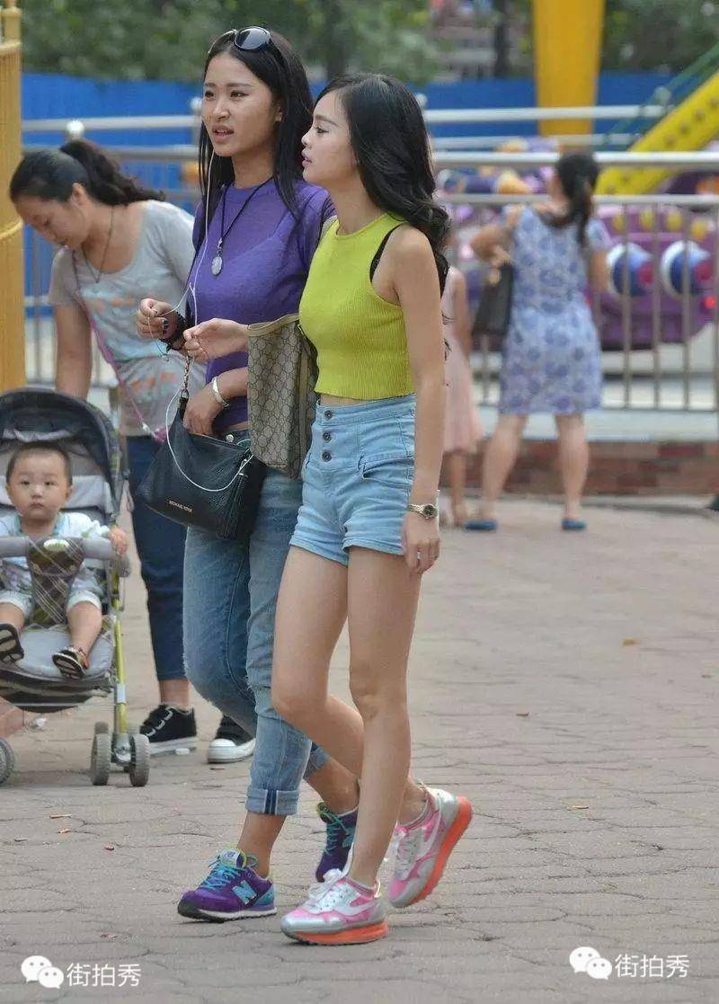 街拍:穿黄色紧身背心的女生