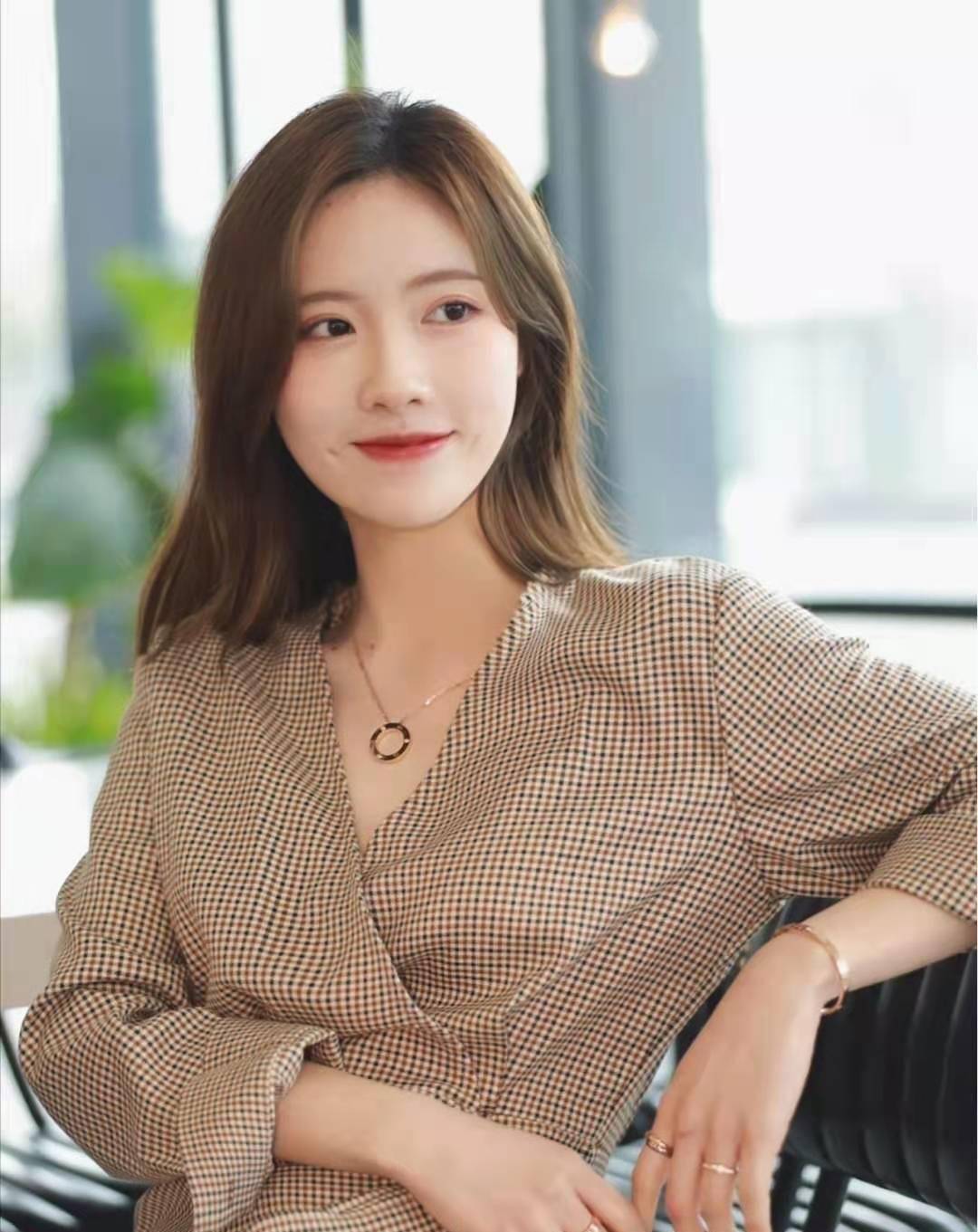 原创春天女人怎样穿衣服有气质