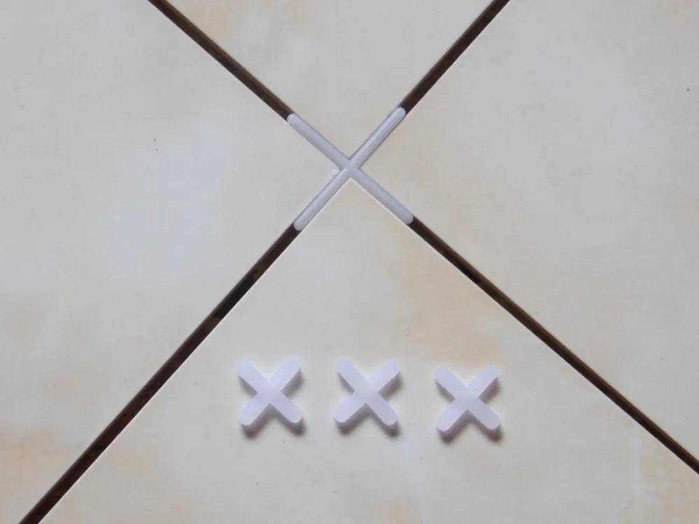 专用的十字定位器让瓷砖接缝平直,大小均匀,以保证铺贴效果和美观度