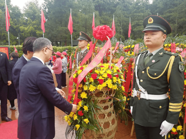 向主席铜像敬献花篮