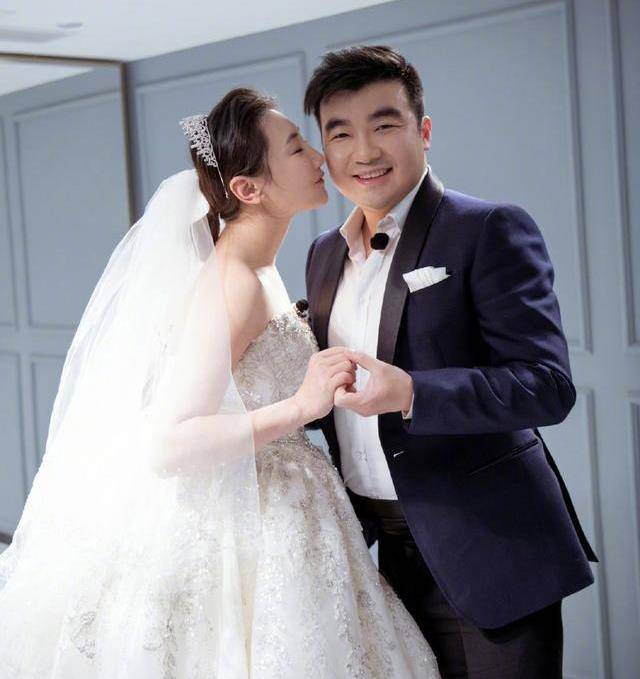 原创何雯娜孕肚婚纱照 穿婚纱优雅大方和老公梁超甜蜜对视