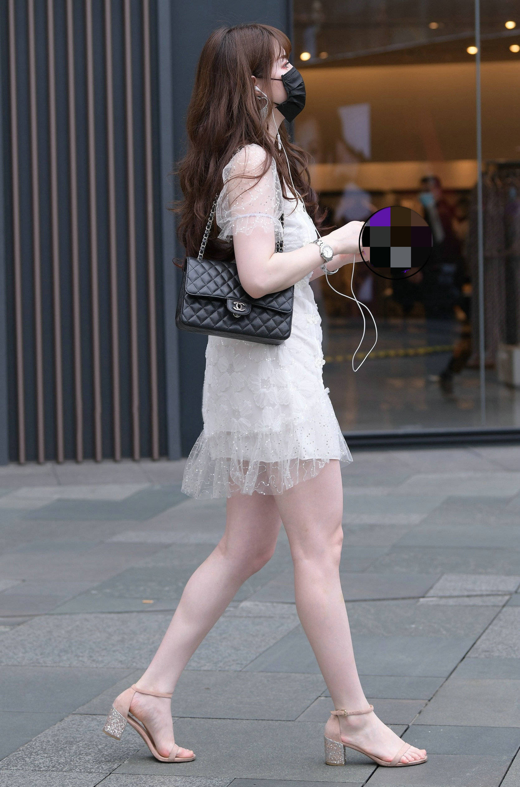 街拍:白色连衣裙搭配高跟鞋,突显出腿部曲线之美