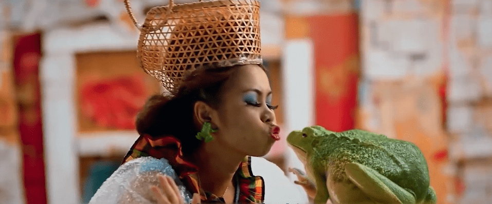 大家好,今天我们来讲一部泰国喜剧《青蛙公主》.
