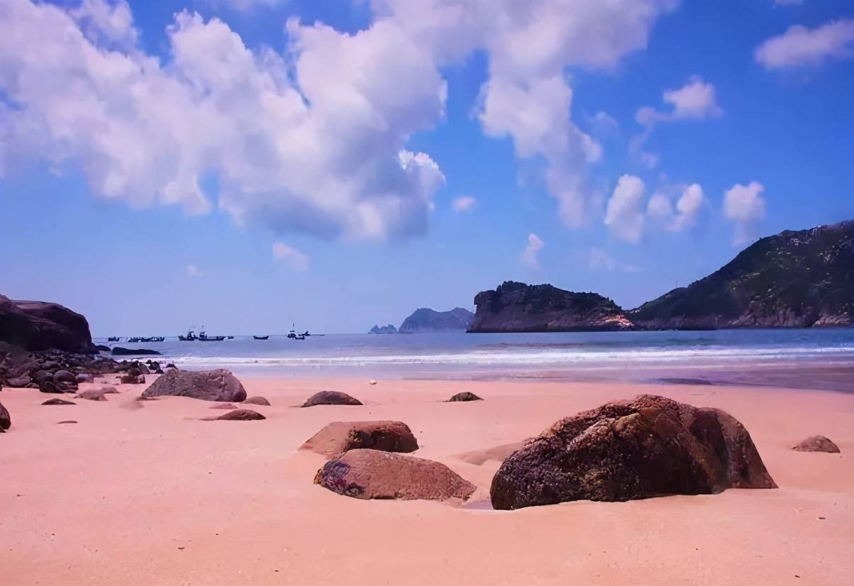 除了大沙澳的天然阳光浴场,南麂岛还有很多美丽的风景,比如 虎屿