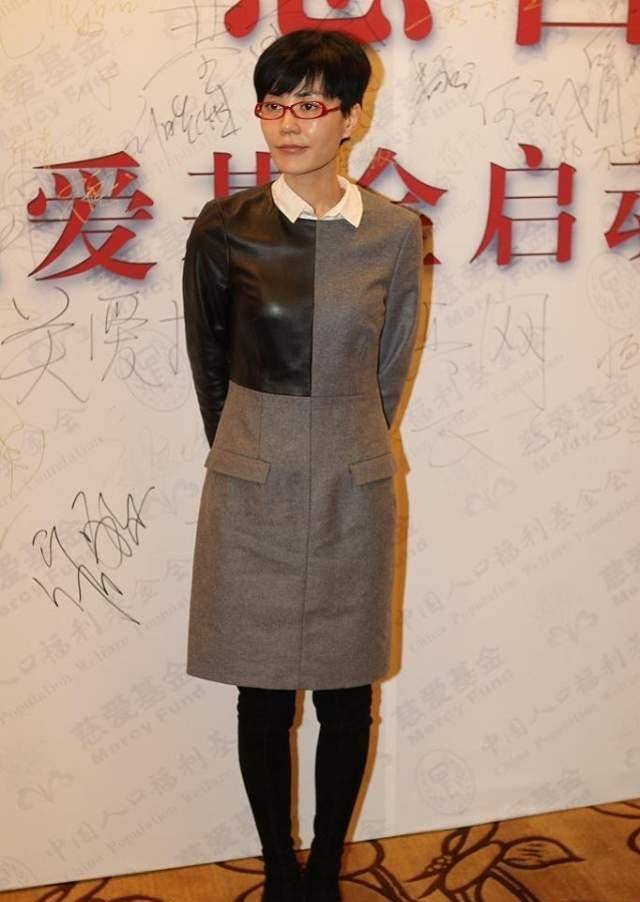 原创穿衣搭配不拘一格的王菲,选时髦裙装彰显个性品位,舒适又耐看