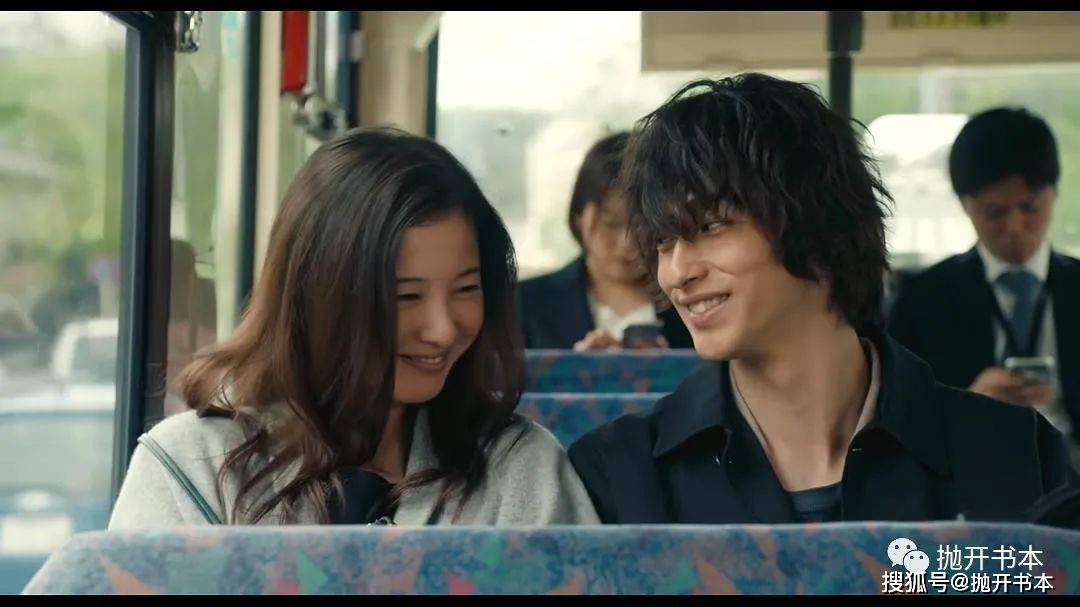 三木孝浩的纯爱新作《你的眼睛在追问》,先偶遇再暗恋