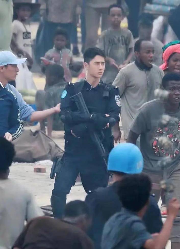 王一博《维和警察》首曝路透,寸头帅气身材修长,表情严肃眼神萌