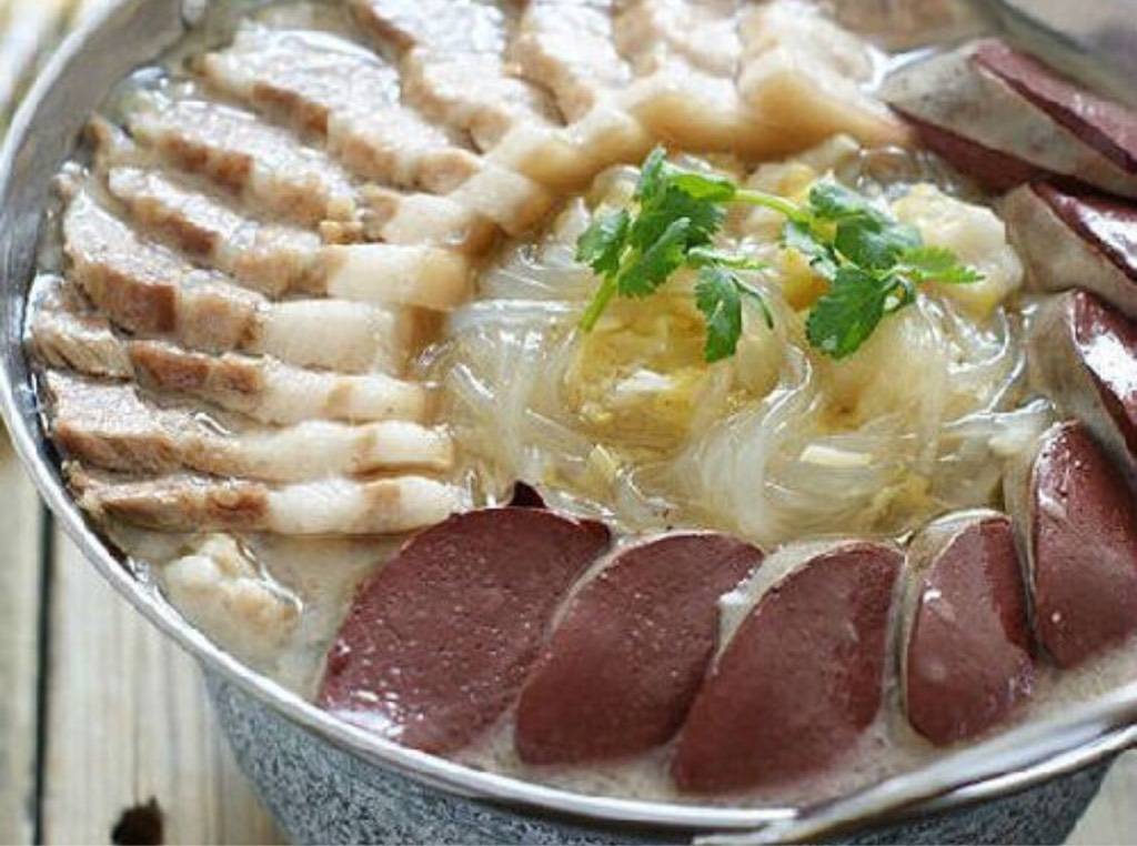 这个就是地道的东北风味大骨头白肉血肠炖酸菜还有那摆满桌的年猪菜