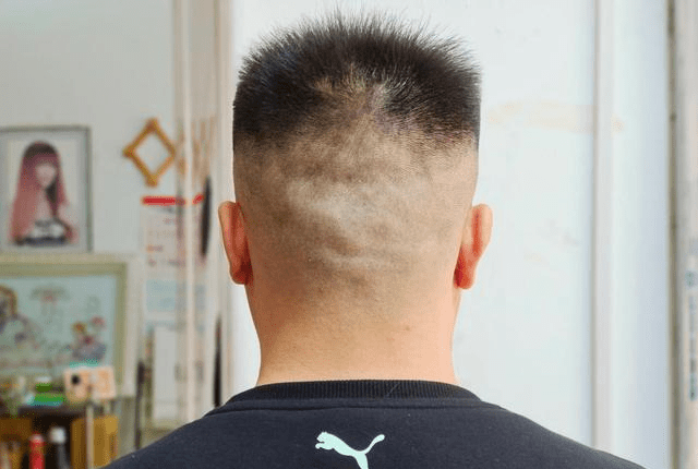 这和自己选择的发型有很大关系,但大多数男士,平时剪头发都是简单的修