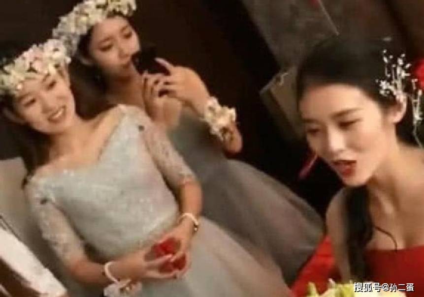 新娘出嫁,发现背后的伴娘时,把风头抢尽