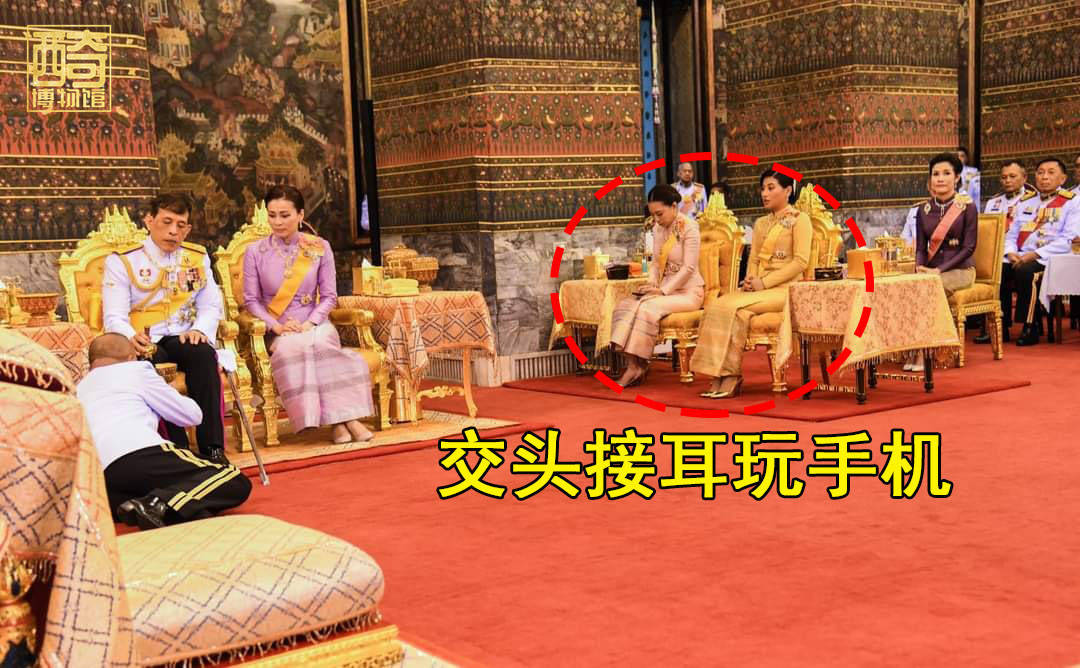 姐妹俩交头接耳一起玩手机.