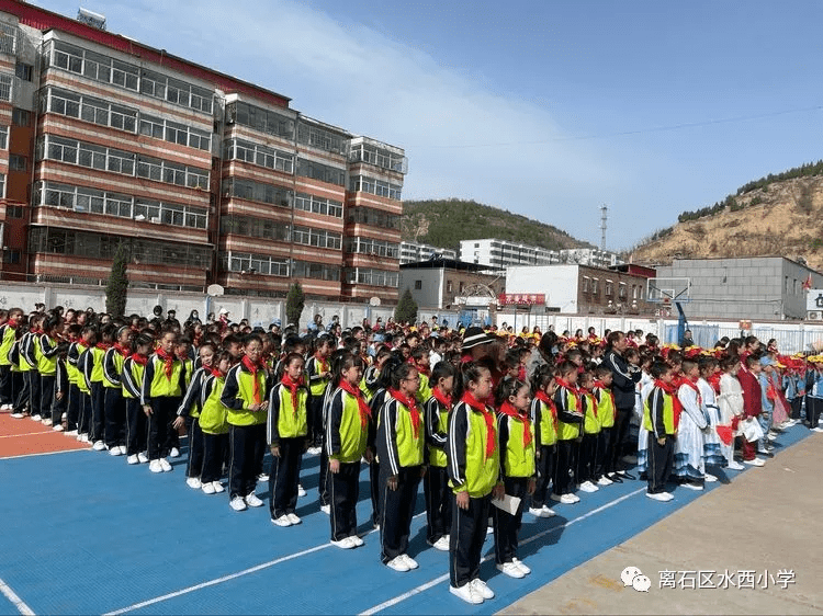 第三项 学生宣读经典素读倡议书四(一)班刘垠彤同学宣读经典素读倡议