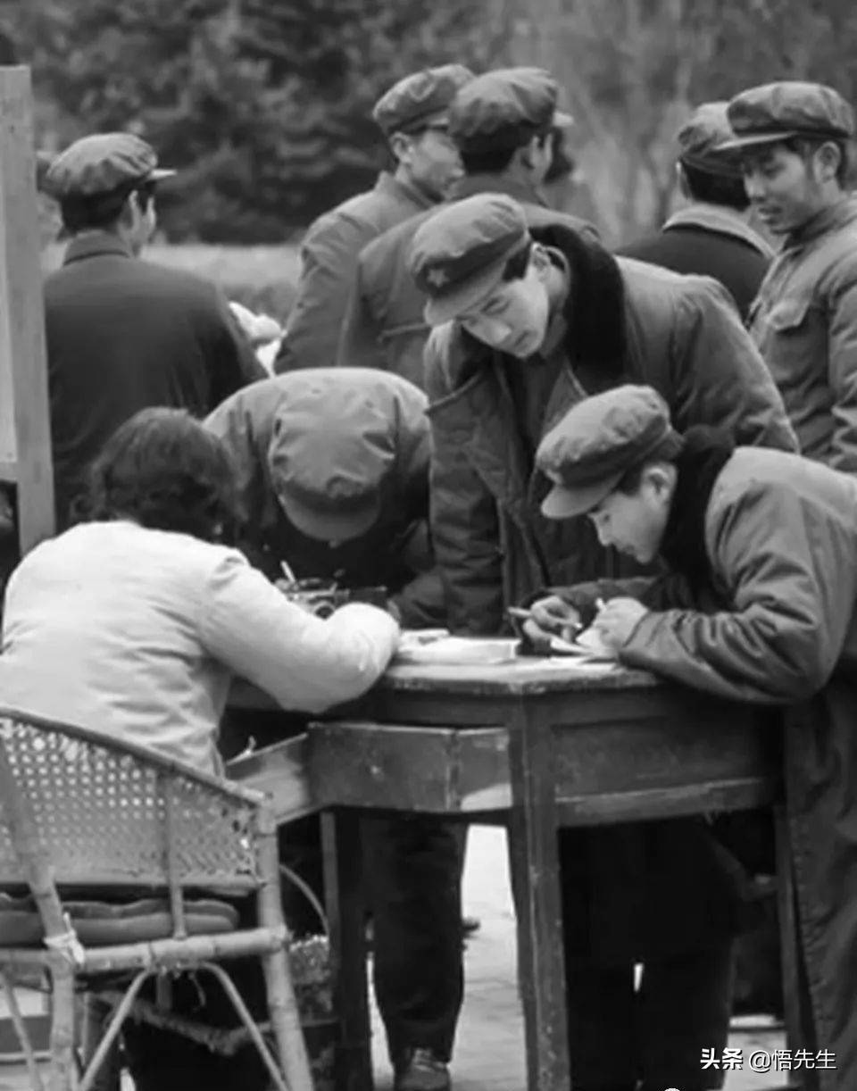 图为:80年代的军人一般和家里联系都是写信,这是军人准备给家里寄信.