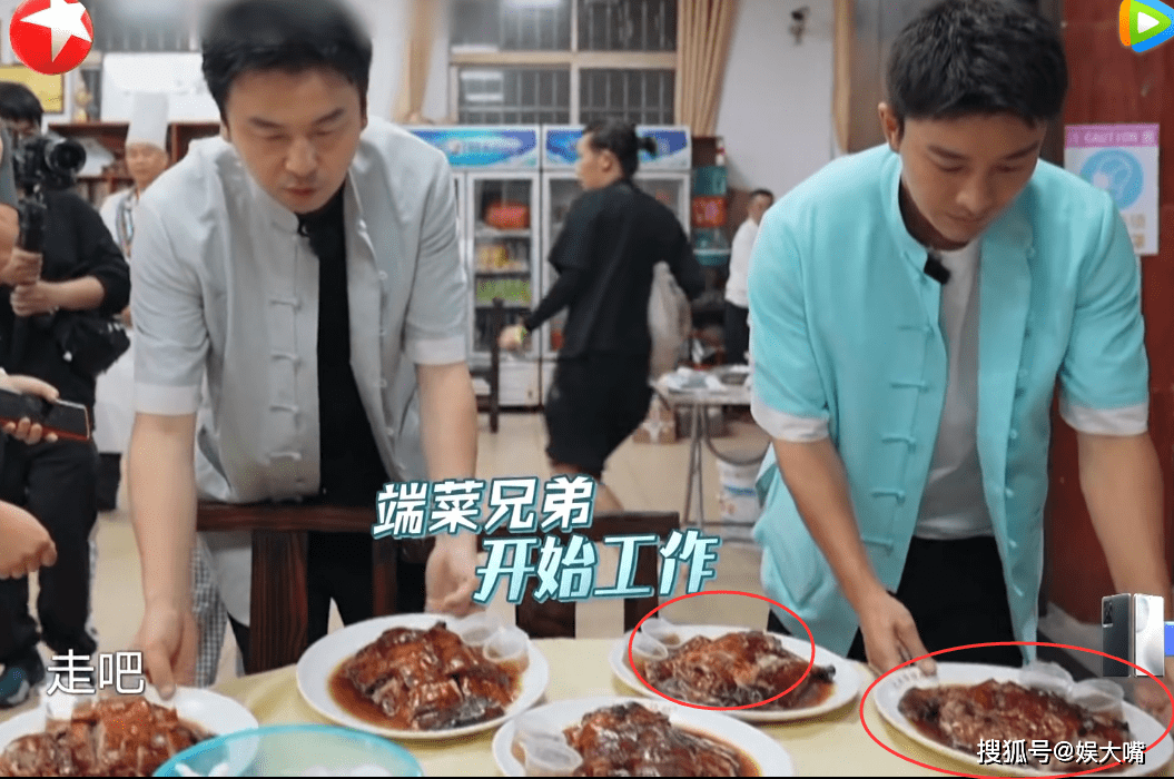 贾乃亮雷佳音伺候村民当服务生,端上盘的瞬间,二人差距拉开了