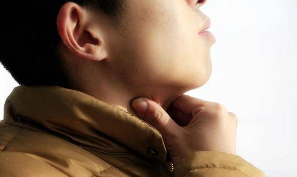 喉咙不适,查出两种癌症,医生:小毛病,也可能是癌症征兆