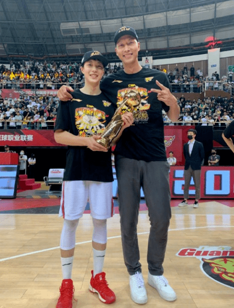 传承!胡明轩当年曾找易建联签名 如今他已成广东第五位fmvp