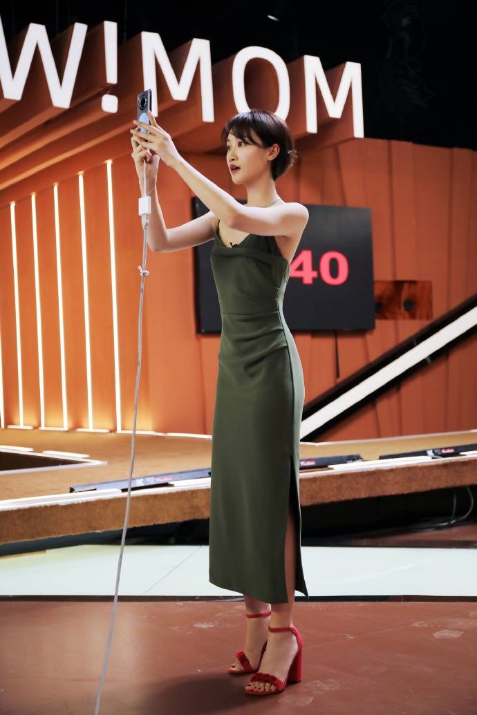 原创蓝盈莹和妈妈比美,就算穿时髦的吊带裙出镜,气质也差妈妈一大截