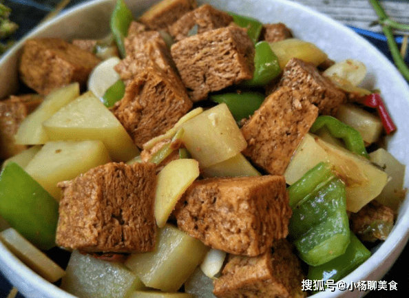 青椒:活血化瘀 食材用料 冻豆腐 250克 蒜 2瓣 青椒 3个 淀粉 适量