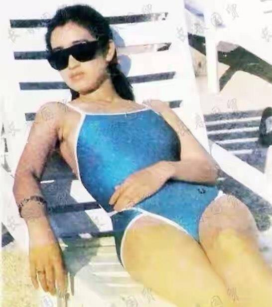巩俐30年前泳装照曝光,满脸胶原蛋白尽显清纯,如今55岁无儿无女