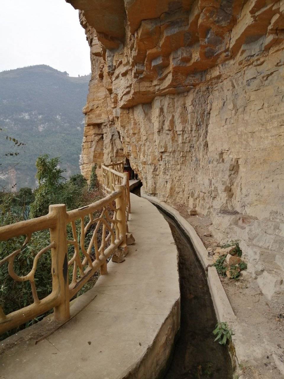 悬崖峭壁上,全人工开凿的工程,贵州后山镇这个红旗渠太震撼了