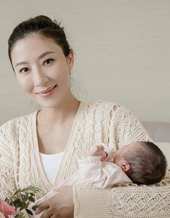 原创新手妈妈的日常杨怡唱摇篮曲哄女儿入睡一脸幸福抱着熟睡女儿