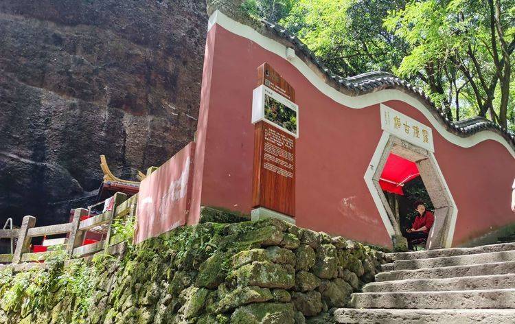 过天门,右行不远处是胡公祠,便是方岩景区的核心和精华