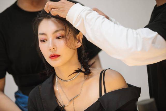 原创娱乐圈第一美女狠人,张雨绮处事风格,人生短暂不服就干
