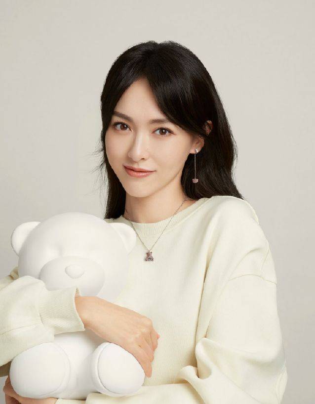 5月10日,女演员唐嫣官宣新代言成为一个珠宝品牌的代言人,引起了很大