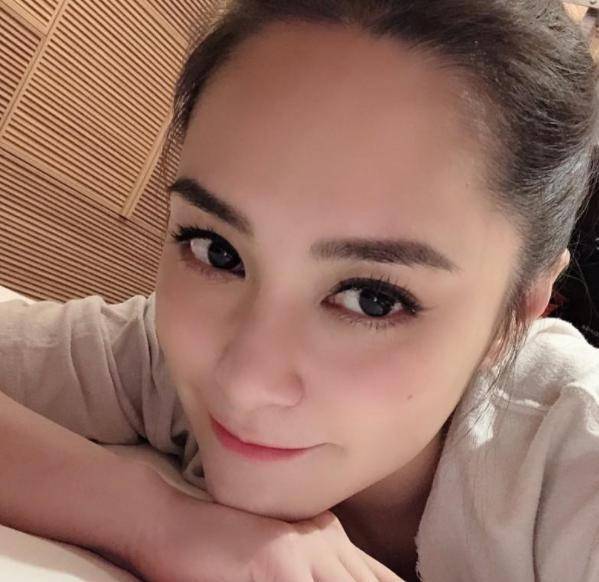 41岁阿娇离婚后首次露面,身材胖到认不出,网友：女神经历了什么