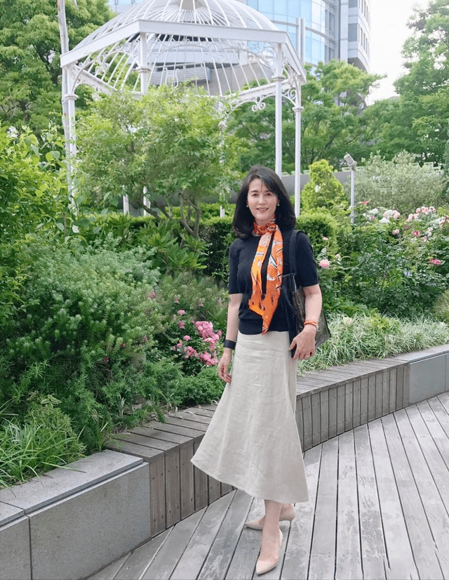 原创五十岁女人才不是老阿姨学日本主妇这样穿简单大方就很美