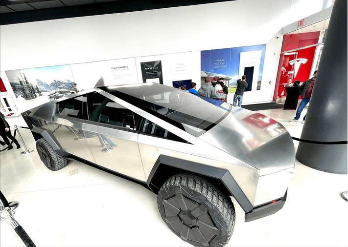 特斯拉皮卡实车亮相,造型很科幻,预计今年年底可交付